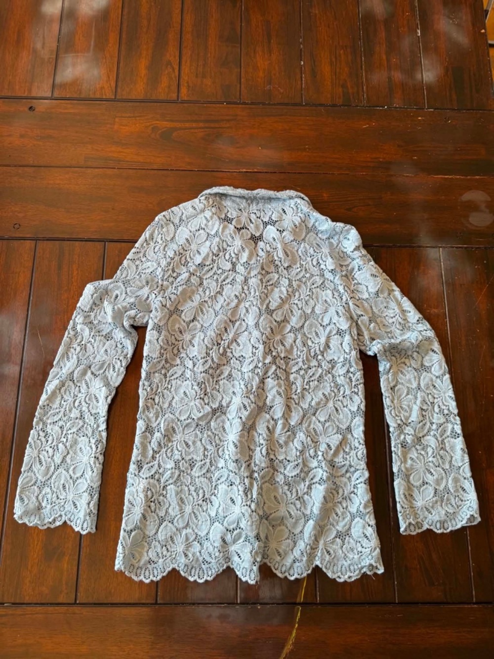 BCBGMAXAZRIA Ice Blue Floral Lace Button Down Shirt Scalloped Hem Coquette Chic - Picture 4 of 4